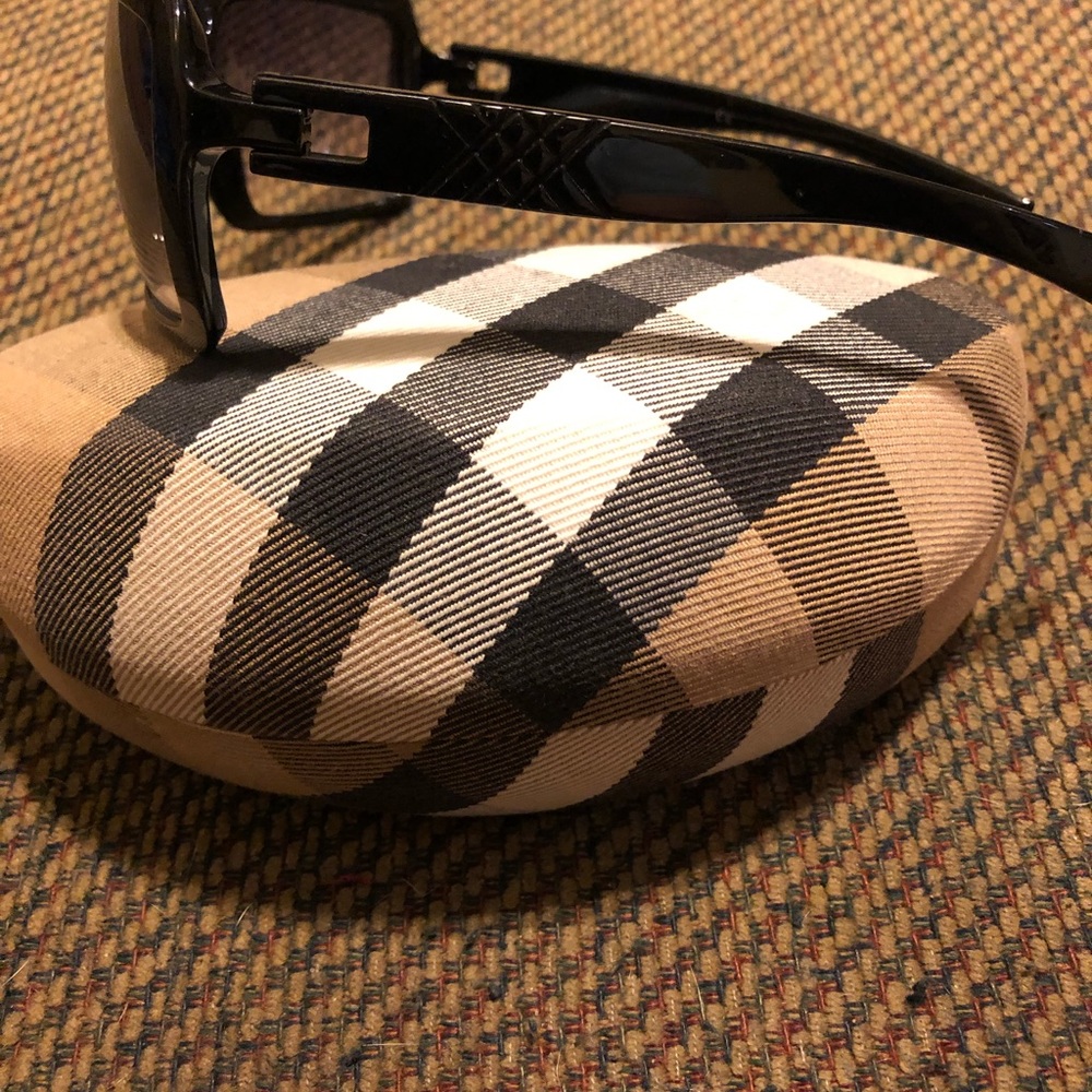 Burberry Black Sunglasses And Case - Picture 8 of 8